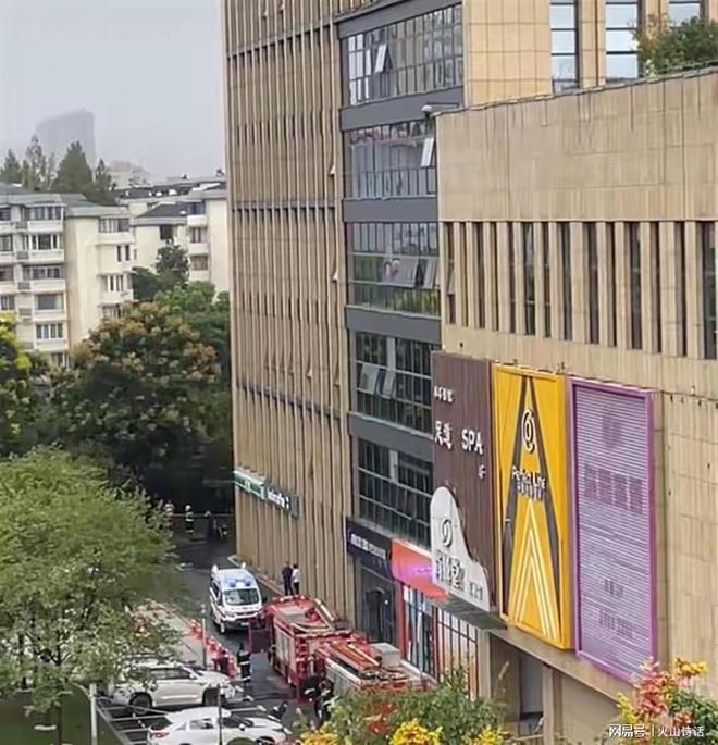 外机爆炸网友：感觉到楼在震动现场惨烈！J9真人游戏第一品牌杭州一写字楼空调(图1)
