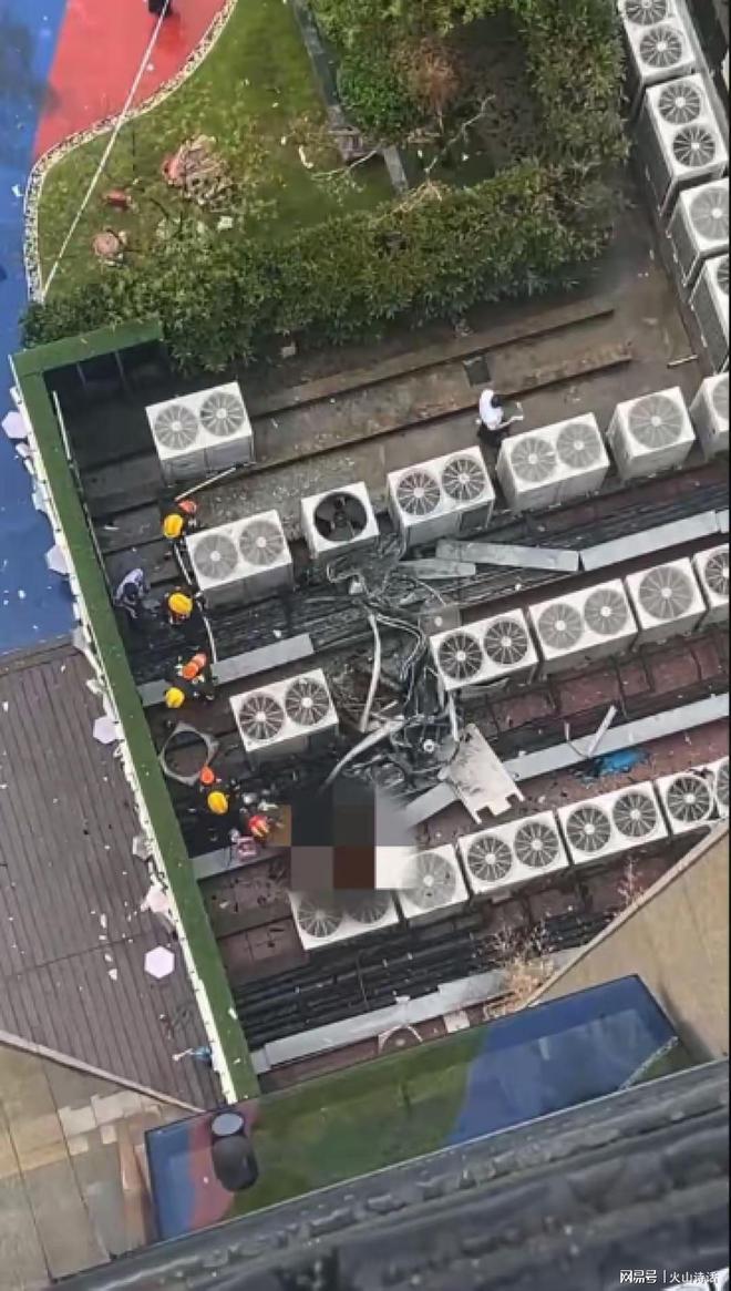 外机爆炸网友：感觉到楼在震动现场惨烈！J9真人游戏第一品牌杭州一写字楼空调(图2)